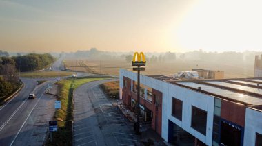 Burger King restoranının hava manzaralı uzun yol tabelaları