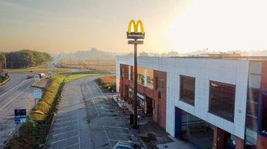 Burger King restoranının hava manzaralı uzun yol tabelaları