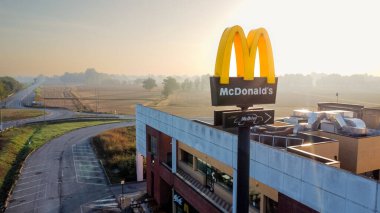 Burger King restoranının hava manzaralı uzun yol tabelaları