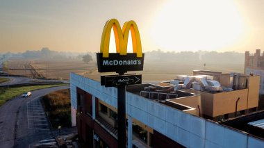 Burger King restoranının hava manzaralı uzun yol tabelaları