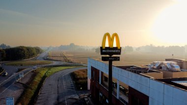 Burger King restoranının hava manzaralı uzun yol tabelaları