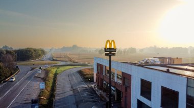 Burger King restoranının hava manzaralı uzun yol tabelaları