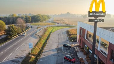 Burger King restoranının hava manzaralı uzun yol tabelaları