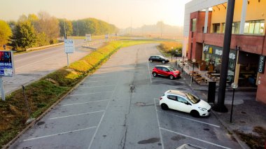 Burger King restoranının hava manzaralı uzun yol tabelaları