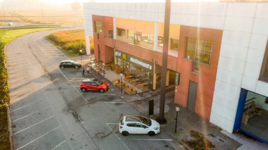 Burger King restoranının hava manzaralı uzun yol tabelaları