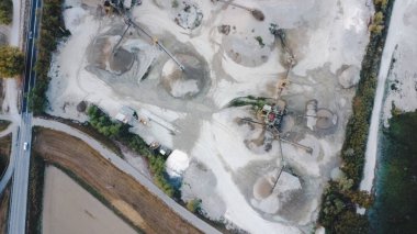 Po, Piacenza İtalya nehri kıyısındaki büyük fabrikanın manzarası.