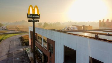 Burger King restoranının hava manzaralı uzun yol tabelaları