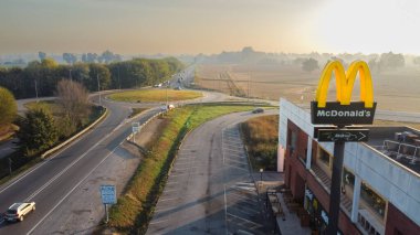 Burger King restoranının hava manzaralı uzun yol tabelaları