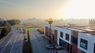 Burger King restoranının hava manzaralı uzun yol tabelaları
