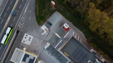 Burger King restoranının hava manzaralı uzun yol tabelaları