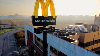Burger King restoranının hava manzaralı uzun yol tabelaları