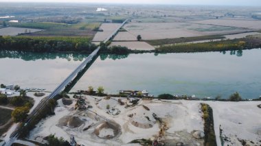 Po, Piacenza İtalya nehri kıyısındaki büyük fabrikanın manzarası.