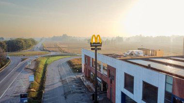 Burger King restoranının hava manzaralı uzun yol tabelaları