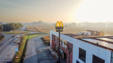 Burger King restoranının hava manzaralı uzun yol tabelaları