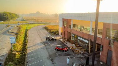 Burger King restoranının hava manzaralı uzun yol tabelaları