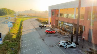 Burger King restoranının hava manzaralı uzun yol tabelaları