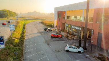 Burger King restoranının hava manzaralı uzun yol tabelaları