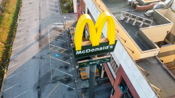 Burger King Restoranının Hava Manzaralı Uzun Yol Tabelaları — Stok fotoğraf