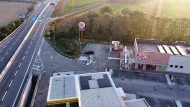 Burger King restoranının hava manzaralı uzun yol tabelaları