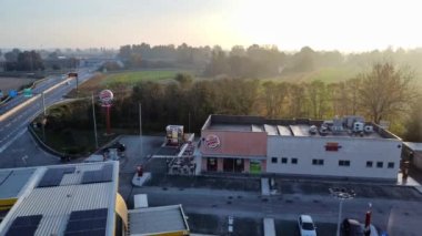 Burger King restoranının hava manzaralı uzun yol tabelaları