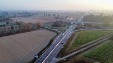 Burger King restoranının hava manzaralı uzun yol tabelaları