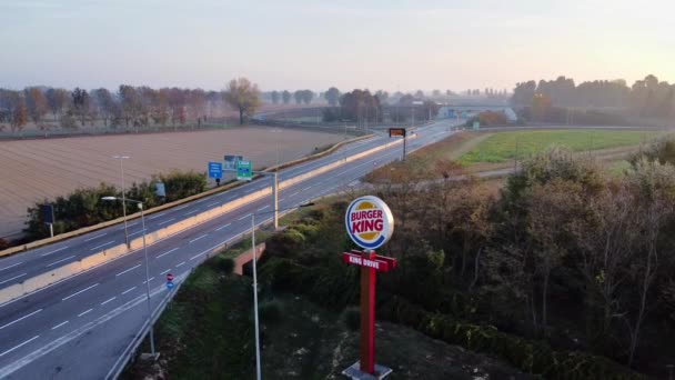 Letecký Pohled Hamburger King Restaurace Vysoká Silnice Vysoký Nápis — Stock video