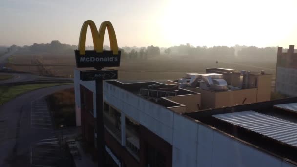 Luftaufnahme Eines Burger King Restaurants Hoch Straßenrand Hohe Beschilderung — Stockvideo