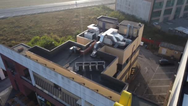 ブルガーキングレストランの空中からの眺め背の高い看板 — ストック動画