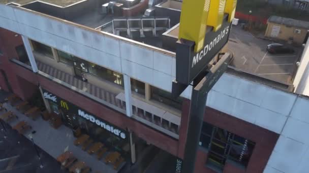 Vista Aérea Restaurante Hamburguesa Rey Alta Carretera Señalización Alta — Vídeos de Stock