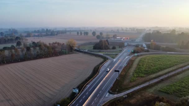 Autobahn Frühmorgendlicher Verkehr Bei Sonnenaufgang — Stockvideo