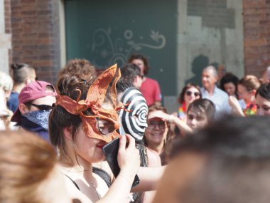 Cremona Pride, bir gökkuşağı şehri. Sokaklar, LGBTQIA toplumunun haklarını almaya adanmış bir günü kutlayan insanlarla doluydu..