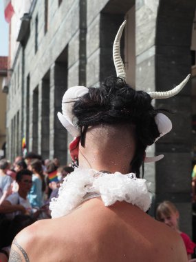 Cremona Pride, bir gökkuşağı şehri. Sokaklar, LGBTQIA toplumunun haklarını almaya adanmış bir günü kutlayan insanlarla doluydu..