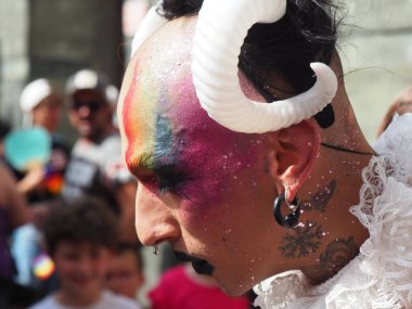 Cremona Pride, bir gökkuşağı şehri. Sokaklar, LGBTQIA toplumunun haklarını almaya adanmış bir günü kutlayan insanlarla doluydu..