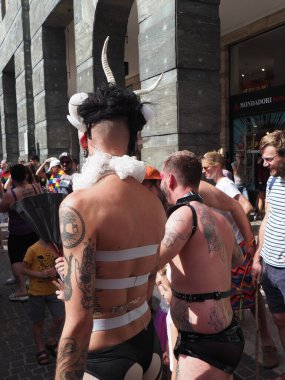 Cremona Pride, bir gökkuşağı şehri. Sokaklar, LGBTQIA toplumunun haklarını almaya adanmış bir günü kutlayan insanlarla doluydu..