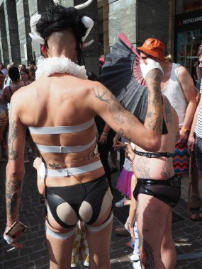 Cremona Pride, bir gökkuşağı şehri. Sokaklar, LGBTQIA toplumunun haklarını almaya adanmış bir günü kutlayan insanlarla doluydu..