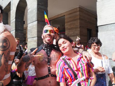 Cremona Pride, bir gökkuşağı şehri. Sokaklar, LGBTQIA toplumunun haklarını almaya adanmış bir günü kutlayan insanlarla doluydu..
