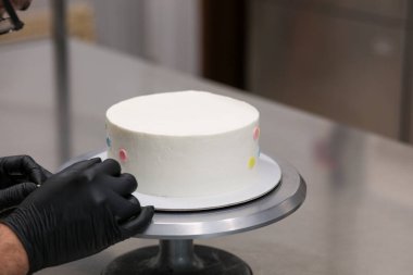 Donmuş bir fincan keki çok renkli noktalarla süslemek.