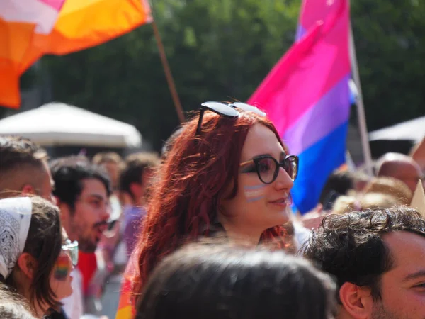 Cremona Pride彩虹之城街上挤满了庆祝男女同性恋 双性恋 变性者 两性人和两性人群体权利日的人 — 图库照片