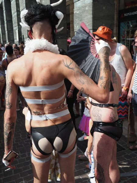 Cremona Pride, bir gökkuşağı şehri. Sokaklar, LGBTQIA toplumunun haklarını almaya adanmış bir günü kutlayan insanlarla doluydu..