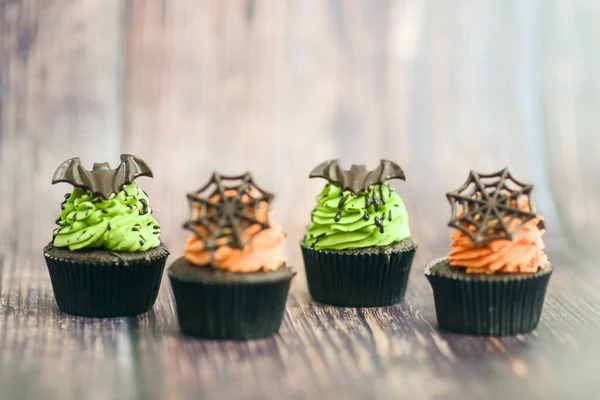 Ambachtelijke Chef Kok Bereidt Handgemaakte Met Glazuur Chocolade Spin Vampier — Stockfoto