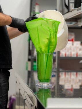 Doğum günü pastası hazırlığı