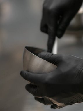 Pasta şefi pasta tasarımcısı mutfak laboratuarında mavi beyaz peynirli kek hazırlıyor.