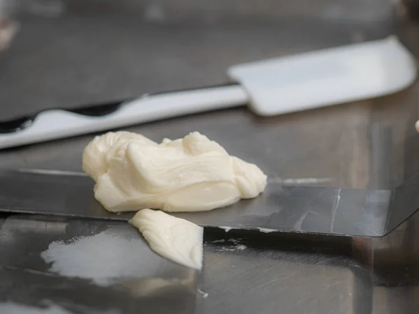 ペストリーシェフケーキデザイナーキッチンでブルーホワイトチーズケーキを準備 — ストック写真
