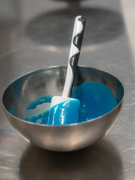 Pasticciere Torta Progettista Preparare Torta Formaggio Bianco Blu Laboratorio Cucina — Foto Stock