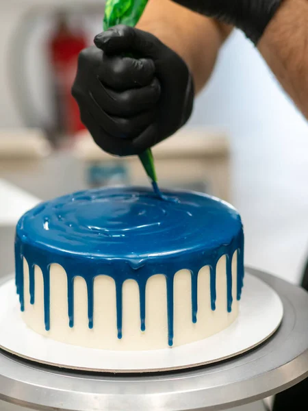 Ζαχαροπλάστης Σχεδιαστής Κέικ Προετοιμασία Μπλε Λευκό Cheesecake Στο Εργαστήριο Κουζίνα — Φωτογραφία Αρχείου