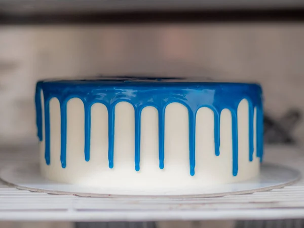 Pastelaria Chef Bolo Designer Preparar Cheesecake Branco Azul Laboratório Cozinha — Fotografia de Stock