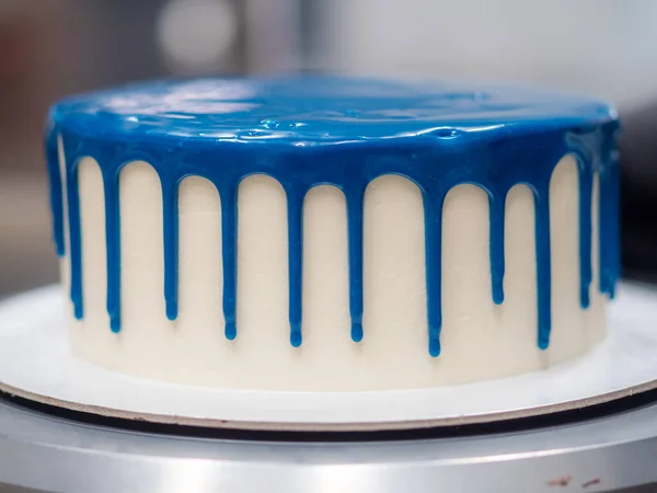 Cukiernik Szef Kuchni Ciasto Projektant Przygotowanie Niebieski Biały Sernik Laboratorium — Zdjęcie stockowe