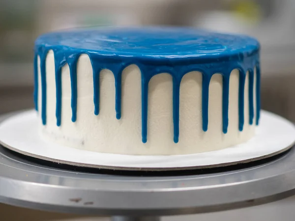 糕点厨师蛋糕设计师在厨房实验室准备蓝白芝士蛋糕 — 图库照片