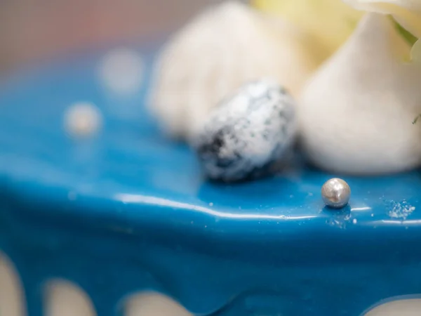 Gebak Chef Kok Taart Ontwerper Bereiden Blauw Witte Cheesecake Keuken — Stockfoto