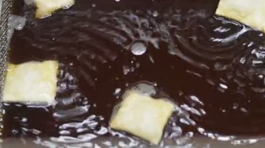 Piacenza İtalya 'da restoran mutfağında gnocco fritto hazırlıyorum.